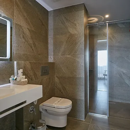 Hotel Eter Golem (Tirana)